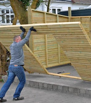 Vicka framsidan upp på plats på förråd Vicka framsidan upp på plats på förråd byggsats